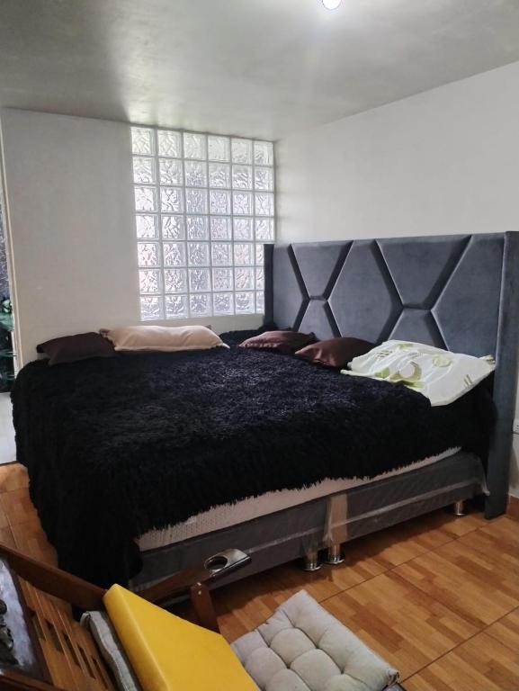 En eller flere senge i et værelse på Habitación con jacuzzi, amoblado cama 3 plazas, escritorio, ropero y baño propio