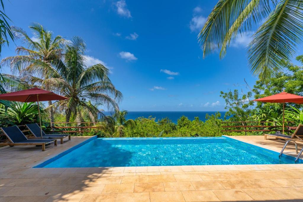 a swimming pool with a view of the ocean at Hotel Acantilado de La Tierra in San Andrés