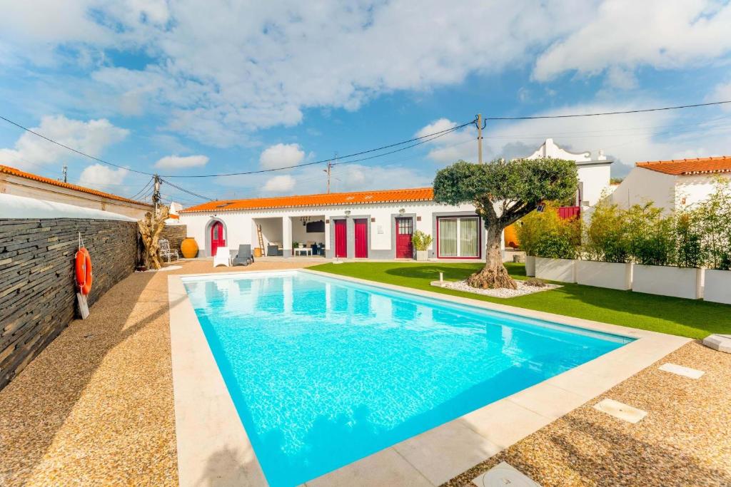 uma villa com piscina em frente a uma casa em C`Alma D`Alentejo em Alandroal
