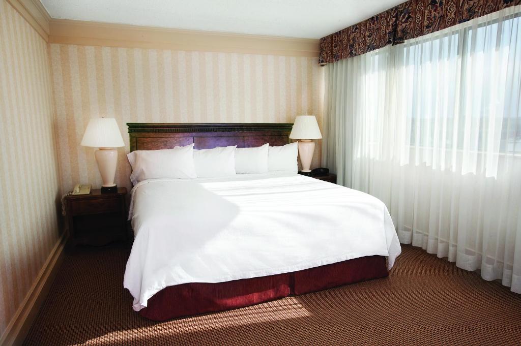 Una cama o camas en una habitación de Clifton Victoria Inn at the Falls