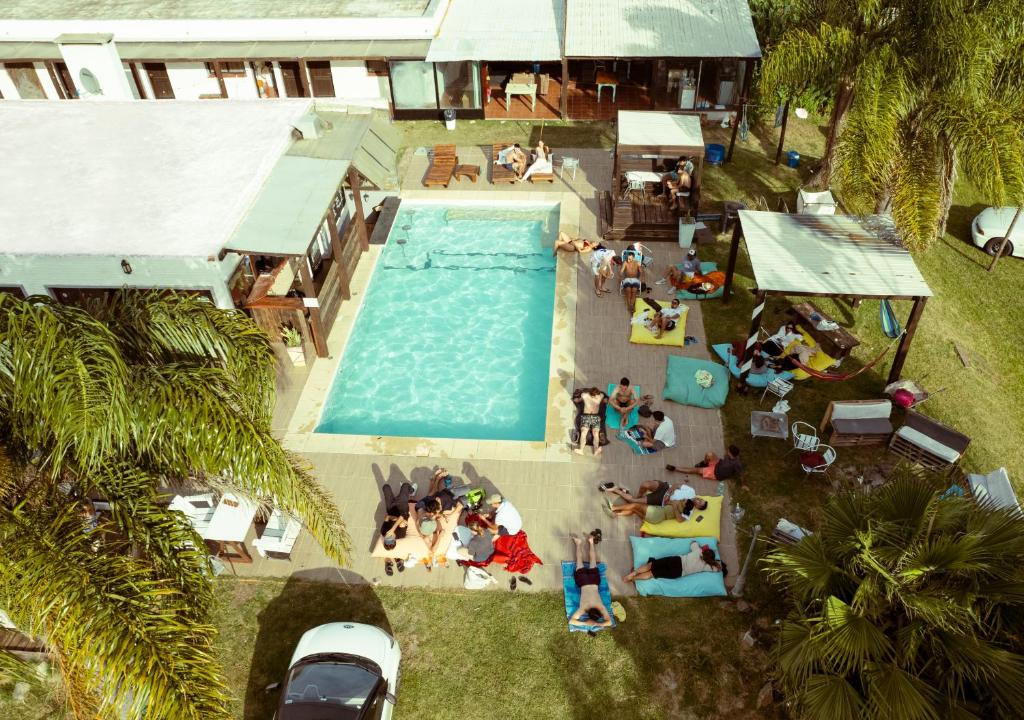an overhead view of a pool with a group of people at La Quinta Hostel & Suites in Punta del Este