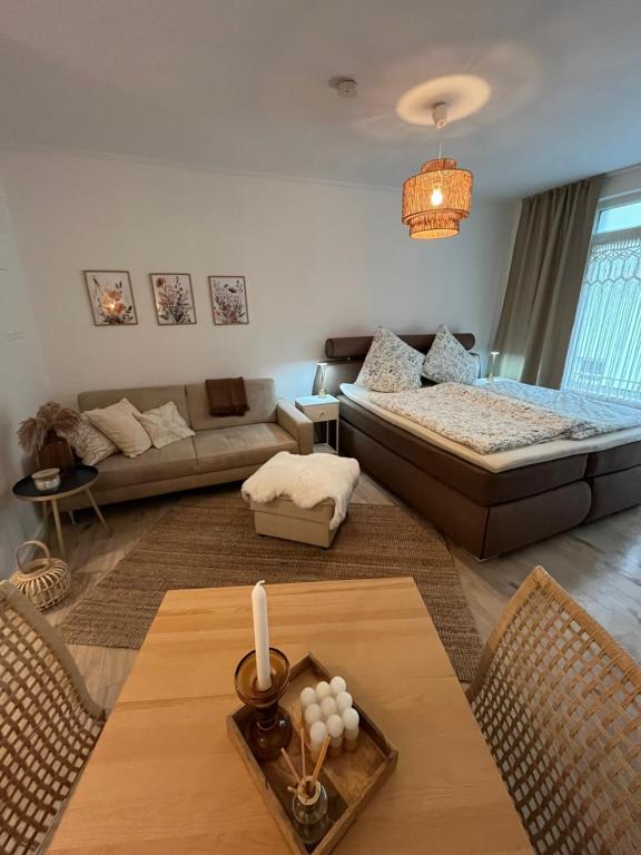 uma sala de estar com uma cama e um sofá em Apartment Traumfänger em Wilhelmshaven