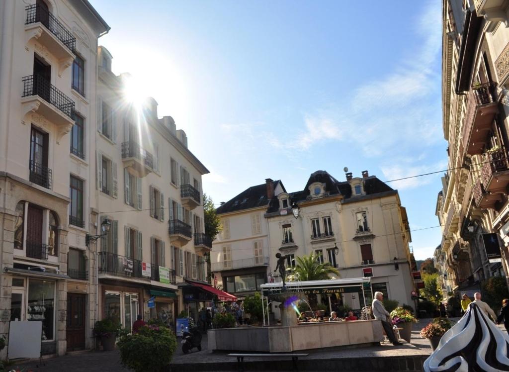 eine Gruppe von Gebäuden in einer Stadt mit einer Straße in der Unterkunft SEJOURAIXLESBAINS-Epicurieux in Aix-les-Bains