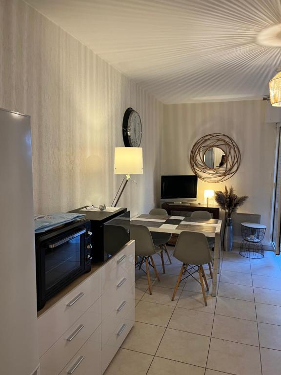 a living room with a kitchen and a dining room at Appartement T2 avec Terrasse centre ville d’Aix en Provence in Aix-en-Provence