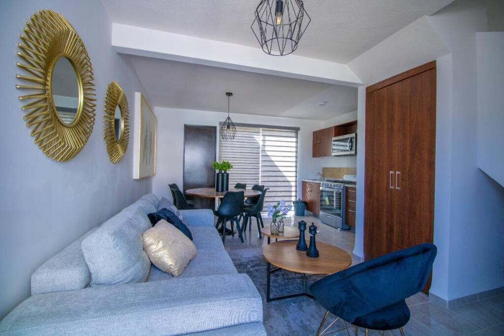 聖路易斯波托西的住宿－Acogedora casa llena de vida，客厅配有蓝色的沙发和桌子