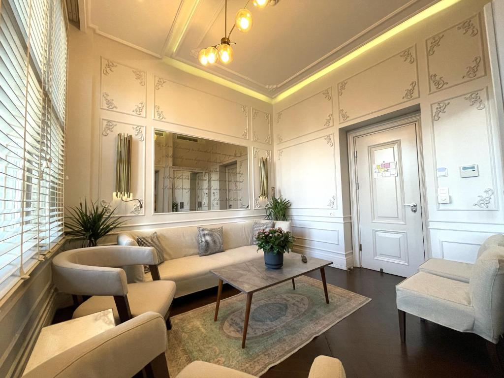 uma sala de estar com um sofá e uma mesa em Fuga Hotel Constantinidis em Istambul