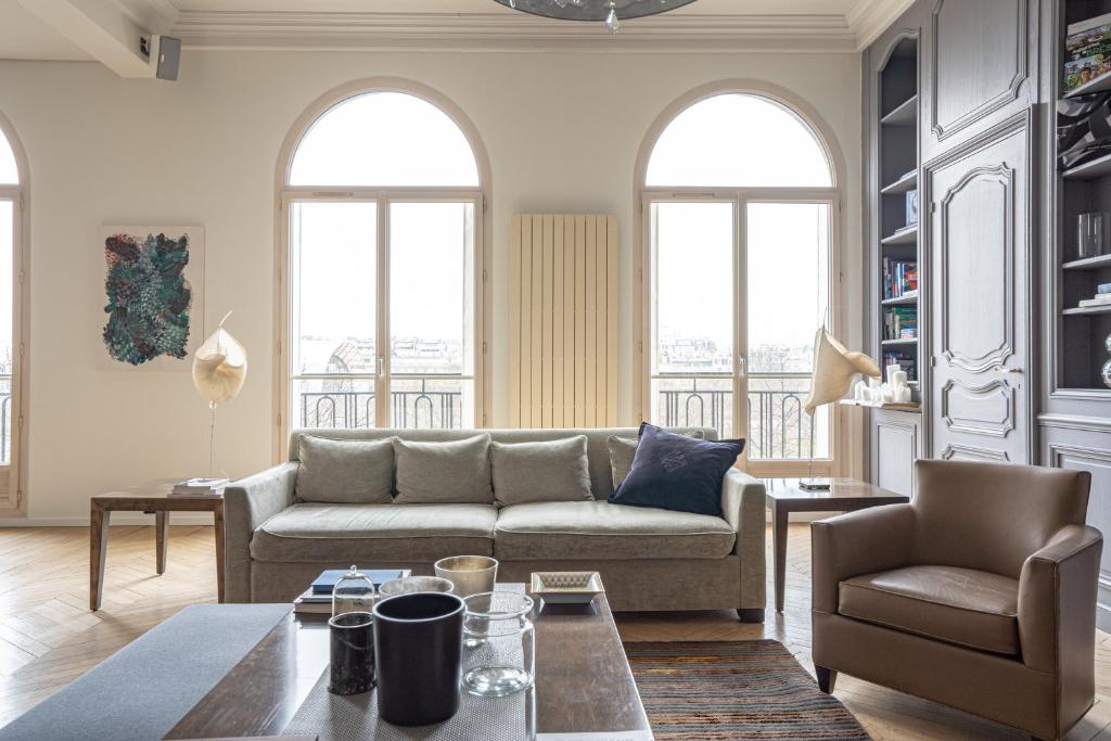 salon z kanapą i stołem w obiekcie Luxury 4 Bedroom Eiffel Tower View w Paryżu