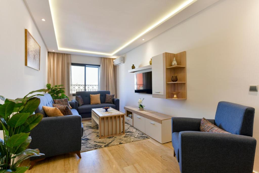 uma sala de estar com dois sofás e uma mesa em Appartement Charmant & Cozy - Centre ville de Rabat em Rabat