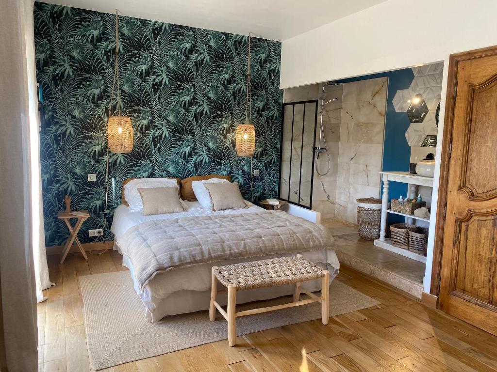 1 dormitorio con cama y pared verde en Castel'lodge, en Le Beausset