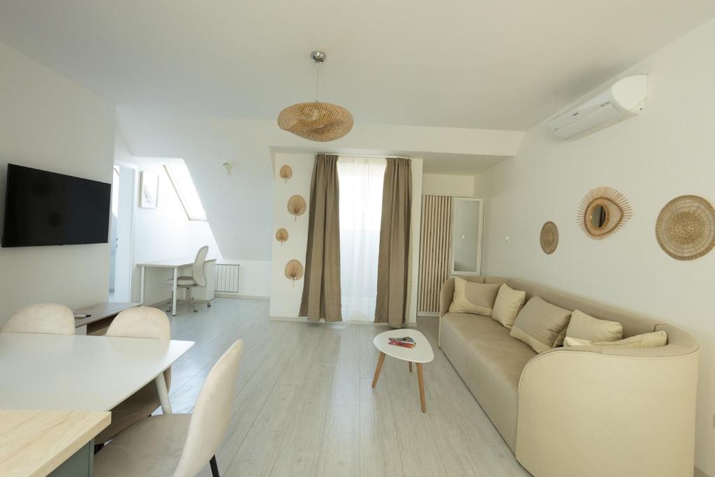 Televízia a/alebo spoločenská miestnosť v ubytovaní Corvin Plaza Apartments & Suites