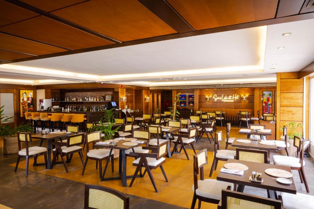 Restoran või mõni muu söögikoht majutusasutuses Eko Hotel Suites