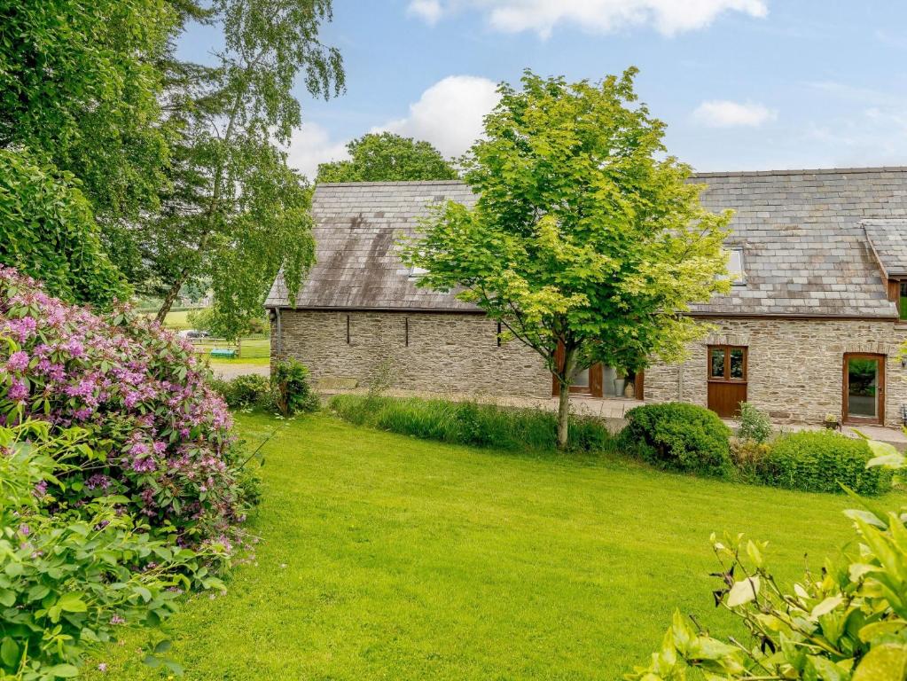ブレコンにある3 Bed in Brecon 88249の緑の庭のある古い石造りの家