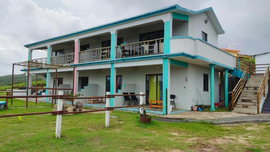 una casa con un blu e un bianco di Belle Etoile Océan a Rodrigues Island