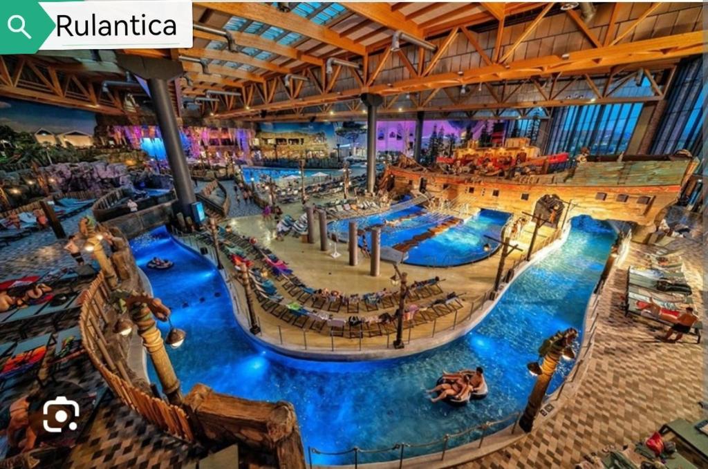 um grande parque aquático interior com vários escorregas aquáticos em Mobil home 5 pers proche d'Europa Park E020 em Boofzheim