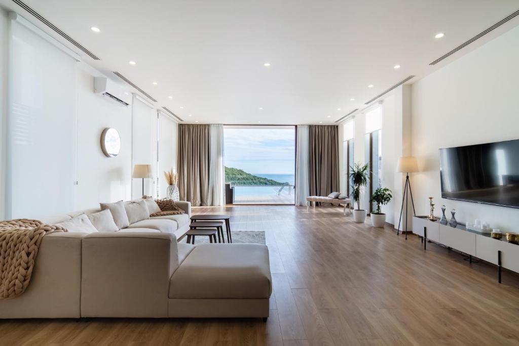 TV a/nebo společenská místnost v ubytování Villa Cape Montenegro on Cliffside