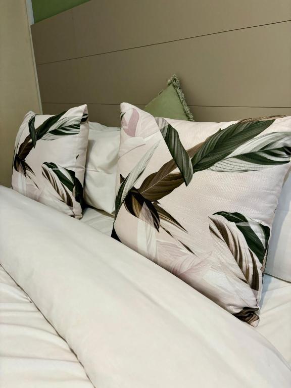 BedfordviewBedfordview Accommodation - Koi Liv-Inn的床上有三个枕头