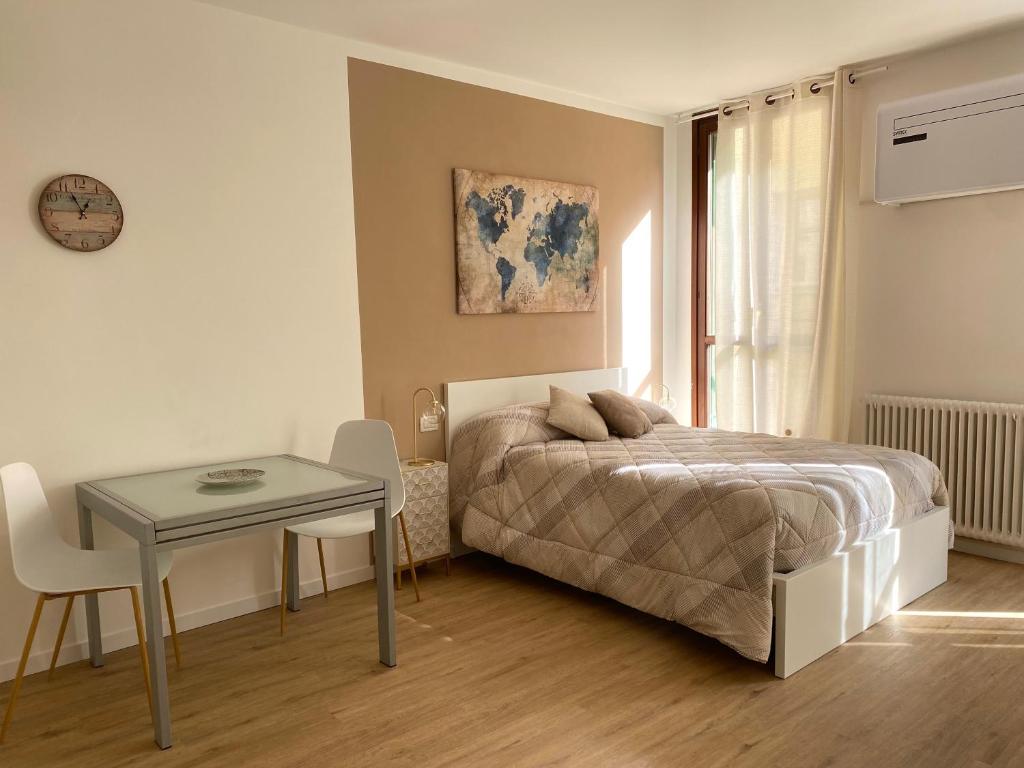 1 dormitorio con cama, mesa y escritorio en Angel's Suite en Vicenza