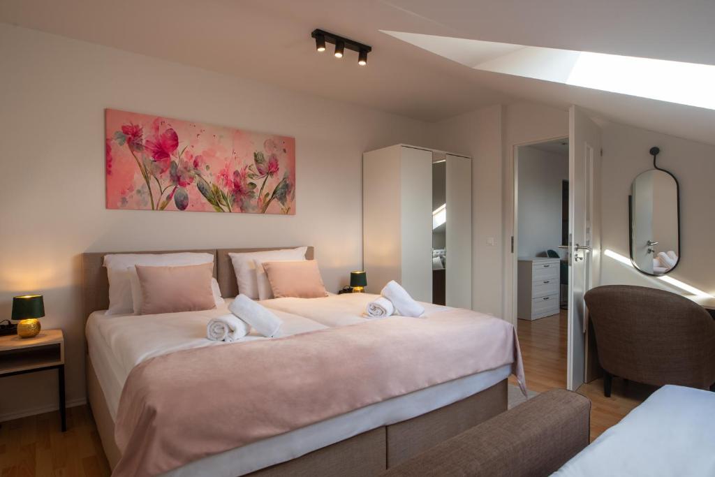 Postel nebo postele na pokoji v ubytování Holdvirág Hotel