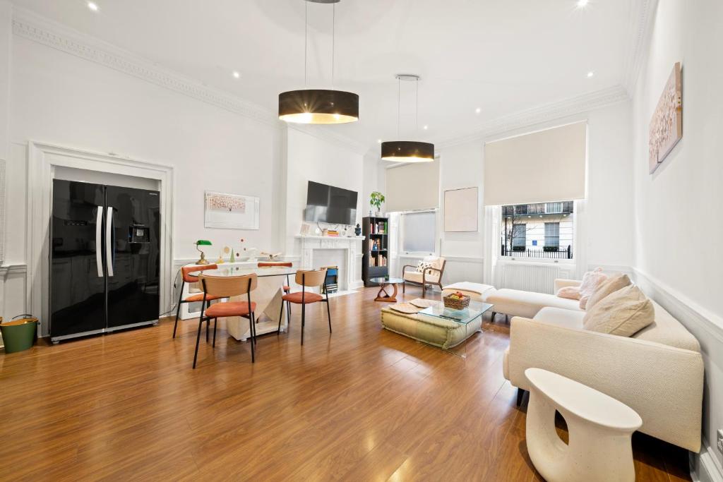 uma sala de estar com um sofá e uma mesa em Central London Apartment em Londres