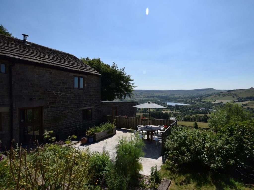 ein Backsteinhaus mit einem Tisch und Stühlen auf einer Terrasse in der Unterkunft 2 Bed in Whaley Bridge PK741 in Whaley Bridge