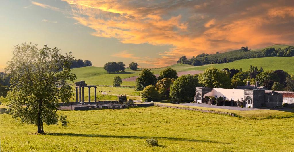 uma quinta no meio de um campo verde em Loughcrew Courtyard House em Oldcastle