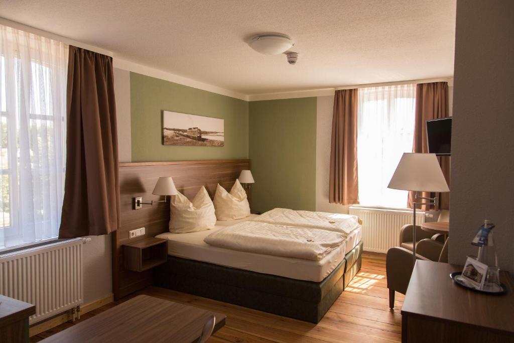 een hotelkamer met een bed en een raam bij Bahnhofsquartier Bad Wilsnack in Bad Wilsnack
