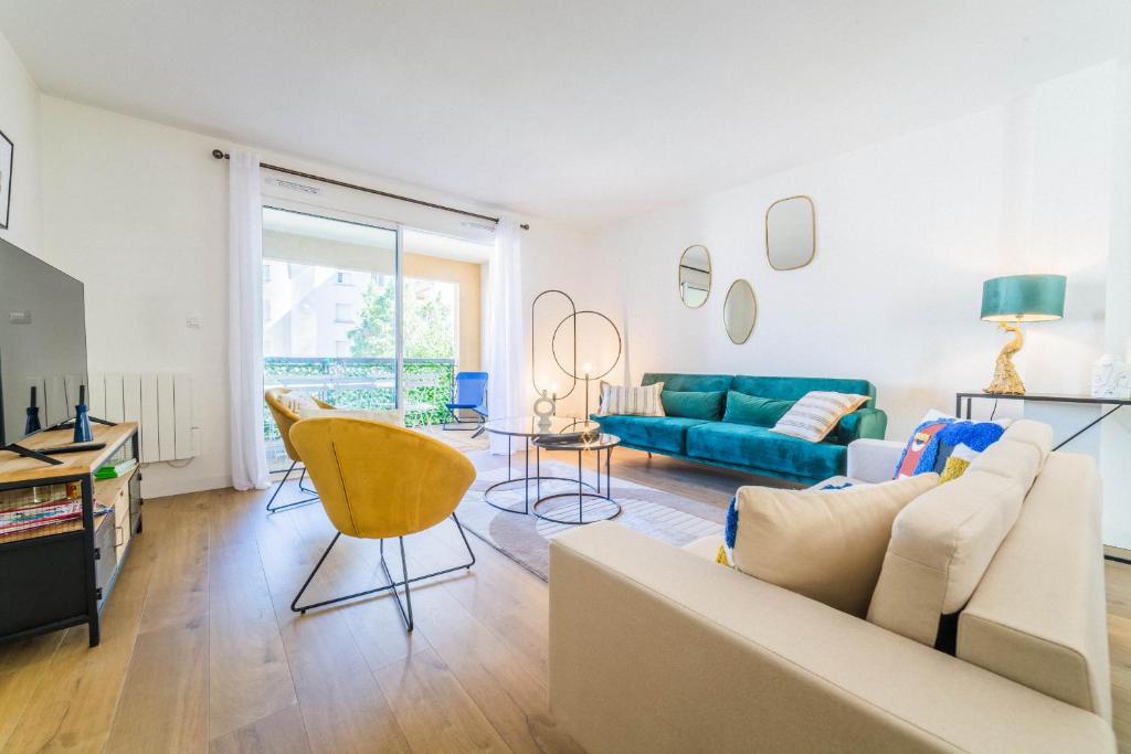 un salon avec un canapé et une table dans l'établissement Picasso & Terrasse - 2 Chambres, à Brive-la-Gaillarde