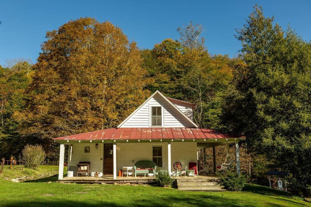 une petite maison blanche avec un toit rouge dans l'établissement Private Rustic Farmhouse - 105 Quiet Acres, à Trade
