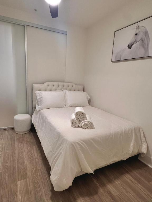 1 dormitorio con 1 cama con una foto de caballo en la pared en Cozy Studio Sunset FREE parking and WIFI, en Los Ángeles