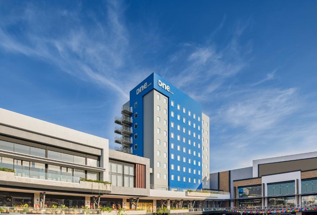 Un bâtiment bleu avec un panneau en haut dans l'établissement One Mazatlán, à Mazatlán