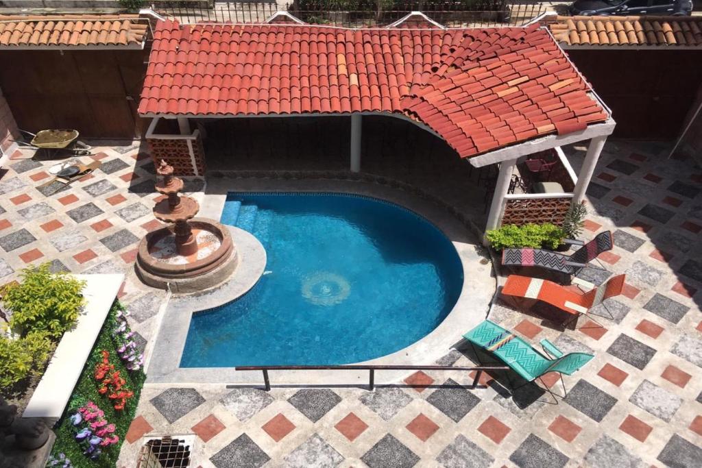 een uitzicht over een zwembad met een rood dak bij OYO Hotel Brisas Del Pacífico in Puerto Vallarta