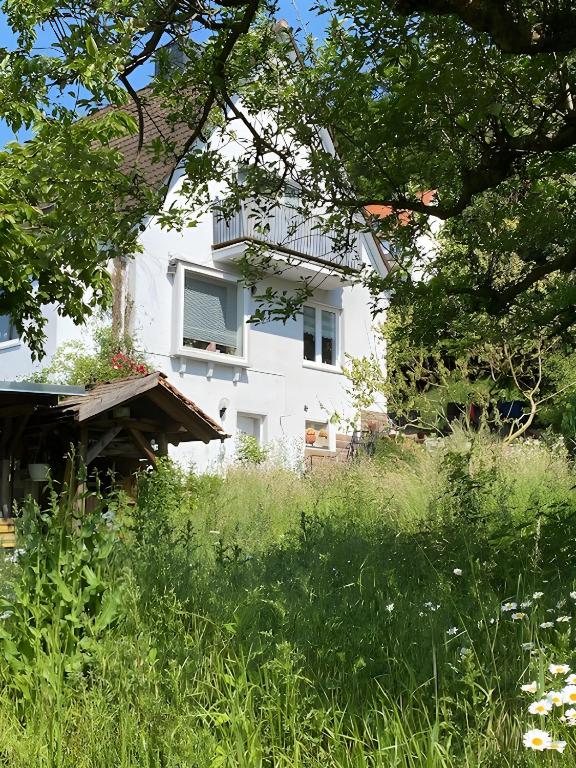 a white house with a balcony on the side of it at Ferienwohnung in Hannoversch Münden