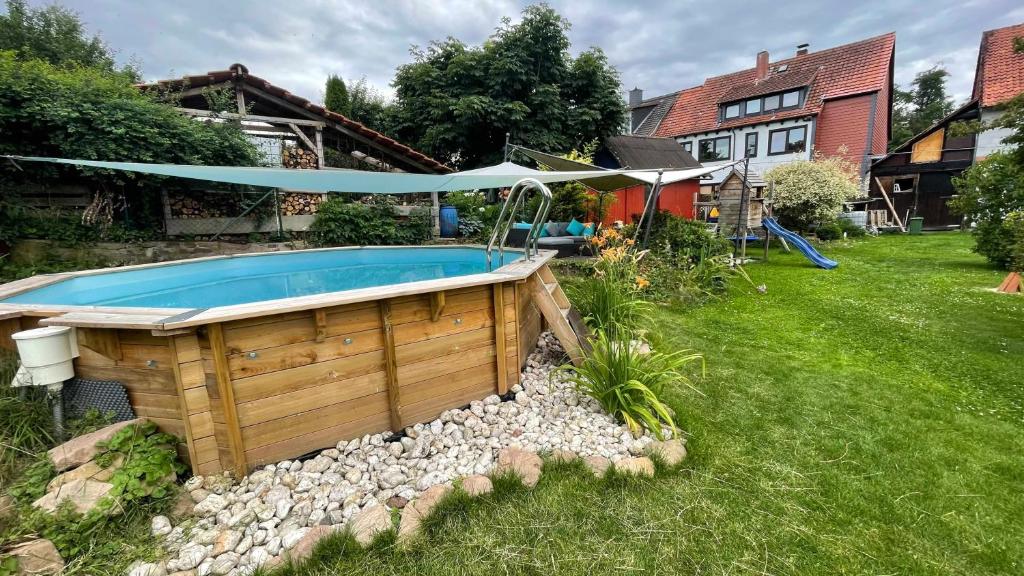 a hot tub in a backyard with a yard at Gästehaus Bonaforth in Hannoversch Münden
