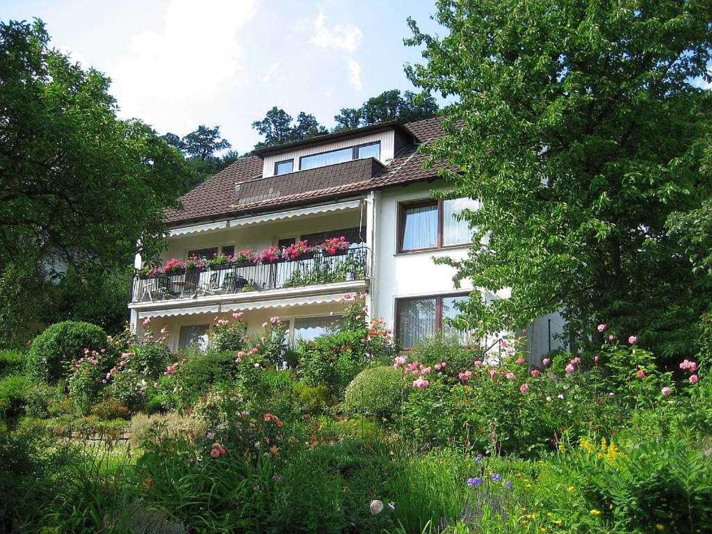 een huis met een balkon met bloemen erop bij Gästezimmer Wagner in Hannoversch Münden
