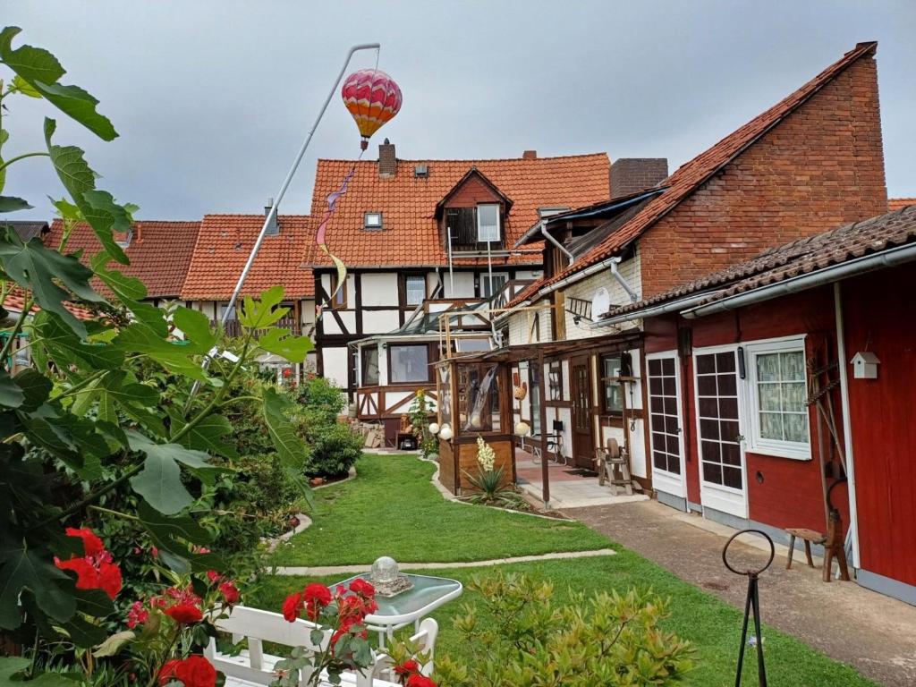 een binnenplaats van een huis met een heteluchtballon bij Pension Altes Haus in Hannoversch Münden