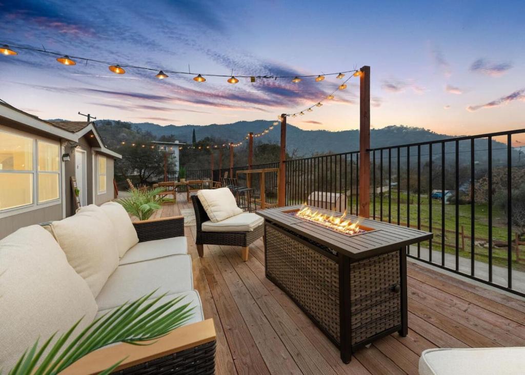 un patio con sofá y una mesa en una terraza en 4 Miles to Sequoia NTL Park en Three Rivers