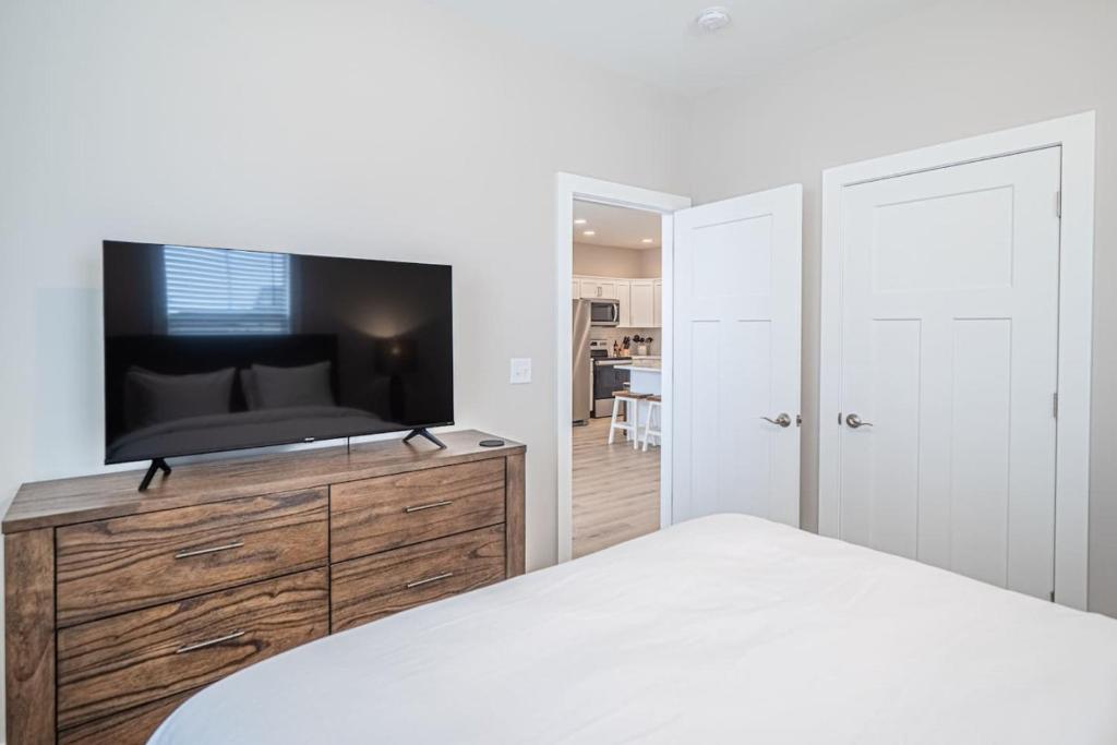 埃文斯維爾的住宿－New Construction New Furnishings Luxury Unit，一间卧室配有一张床和一台平面电视