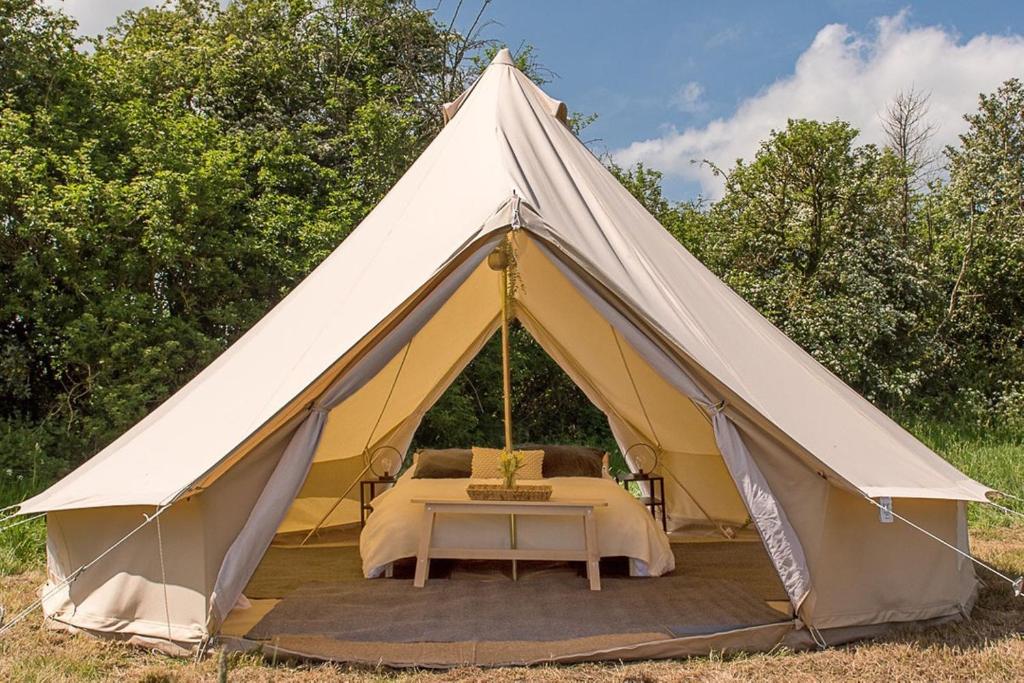 DraycoteView في Dunchurch: خيمة بيضاء كبيرة فيها سرير