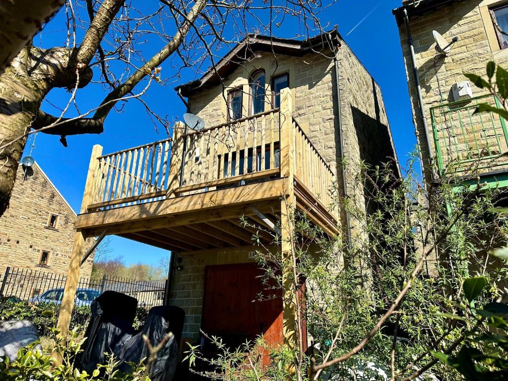 uma casa com um deque em cima em The Squirrels em Hebden Bridge