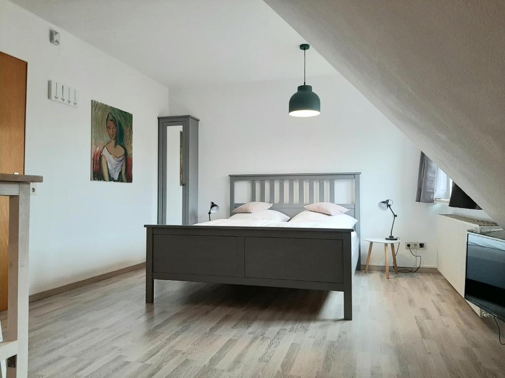 um quarto com uma cama grande num quarto branco em Art-Apartment III em Bad Karlshafen