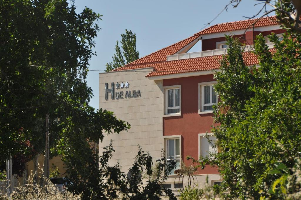 um edifício com um sinal para um quartel de bombeiros em Hotel de Alba em Ricobayo