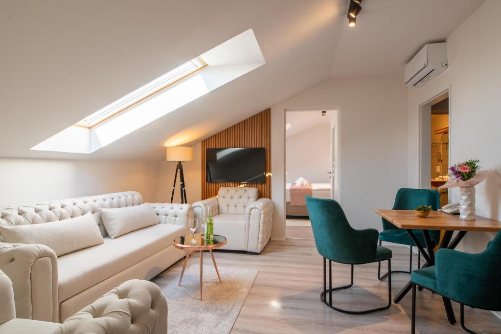 Posezení v ubytování Holdvirág Hotel