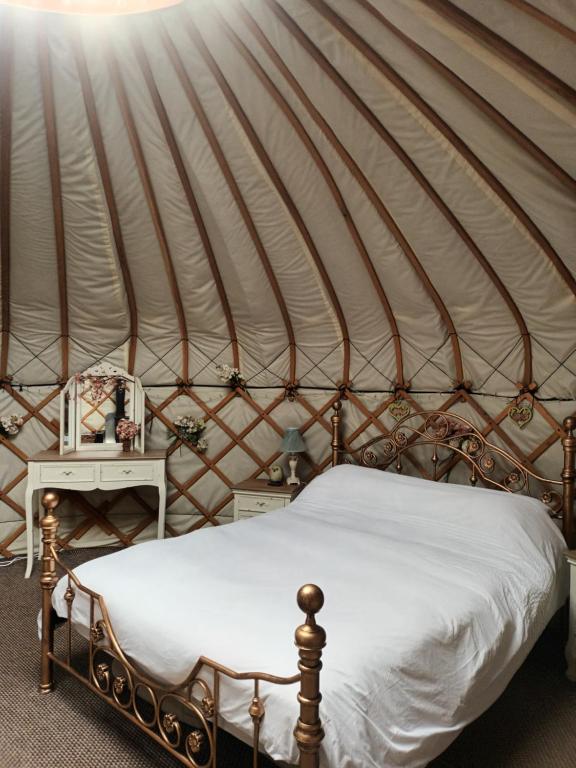 Postel nebo postele na pokoji v ubytování Gingerbread Cottage Yurts