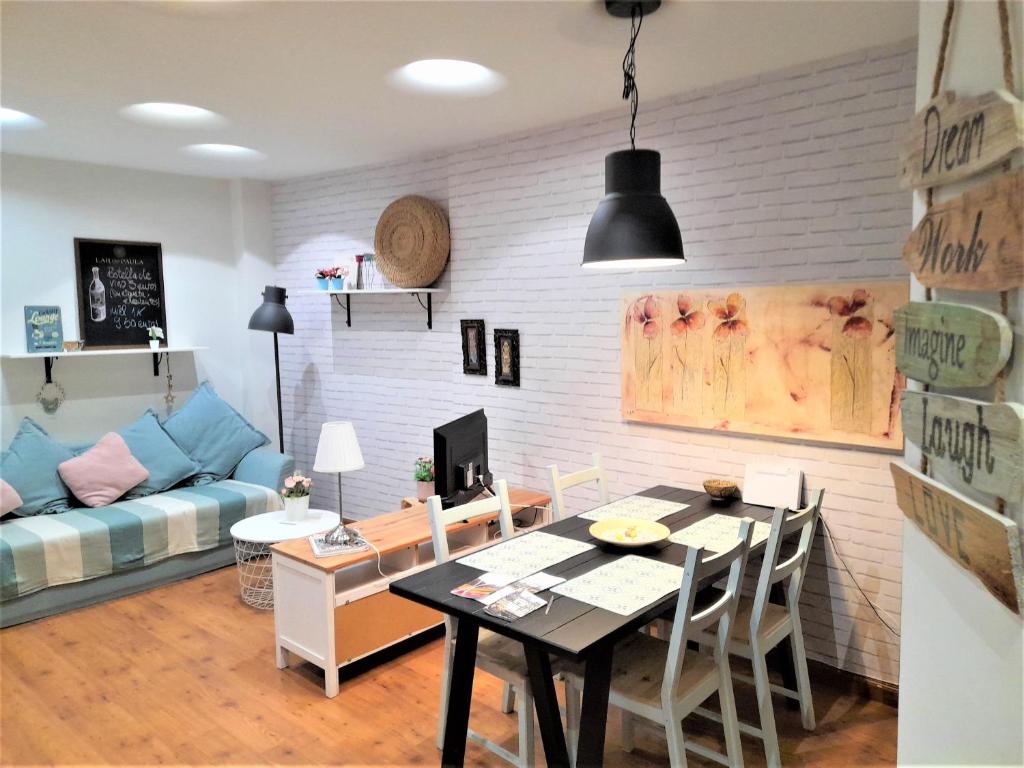 - un salon avec une table et un canapé bleu dans l'établissement Logrocity Corazon de Logroño parking privado gratis, à Logroño