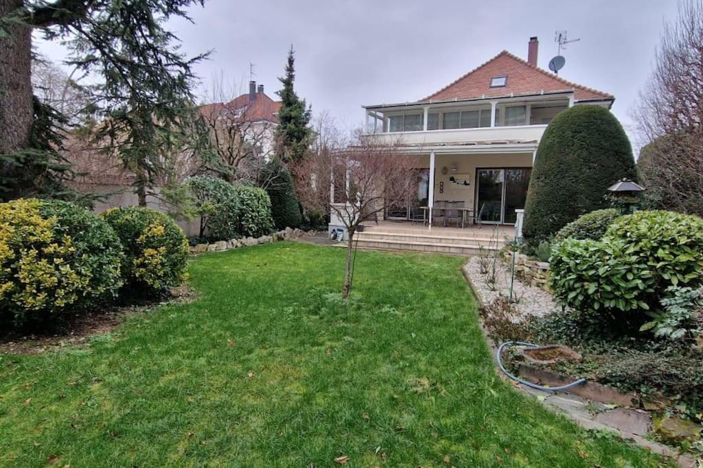 ein Haus mit einem Garten mit grünem Gras in der Unterkunft Charmant Appart. dans une Villa in Saint-Louis