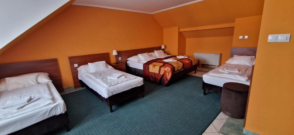 Postel nebo postele na pokoji v ubytování Hotel Patonai