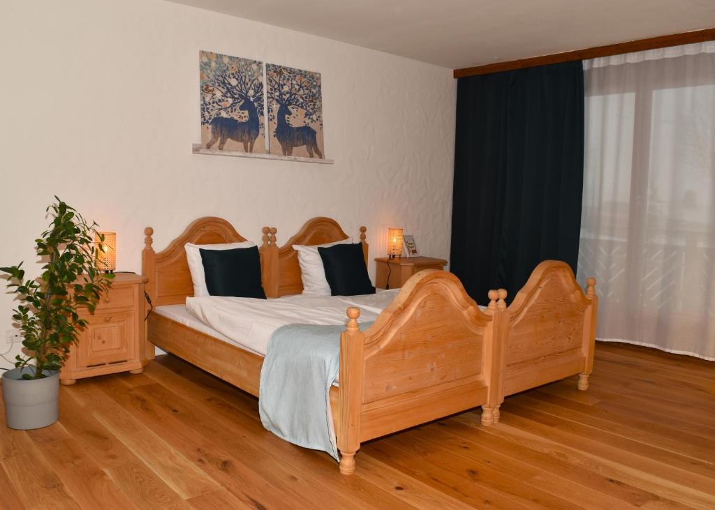 Postel nebo postele na pokoji v ubytování Ferienwohnungen Hotel Bellevue