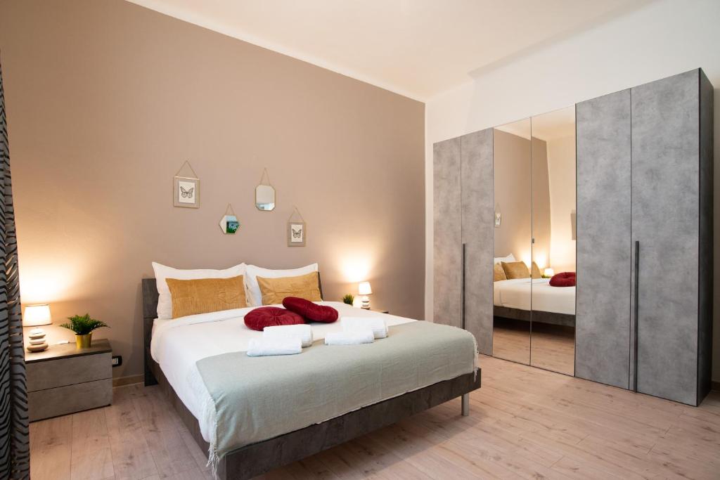 sypialnia z dużym łóżkiem i lustrem w obiekcie Karafa w mieście Bari