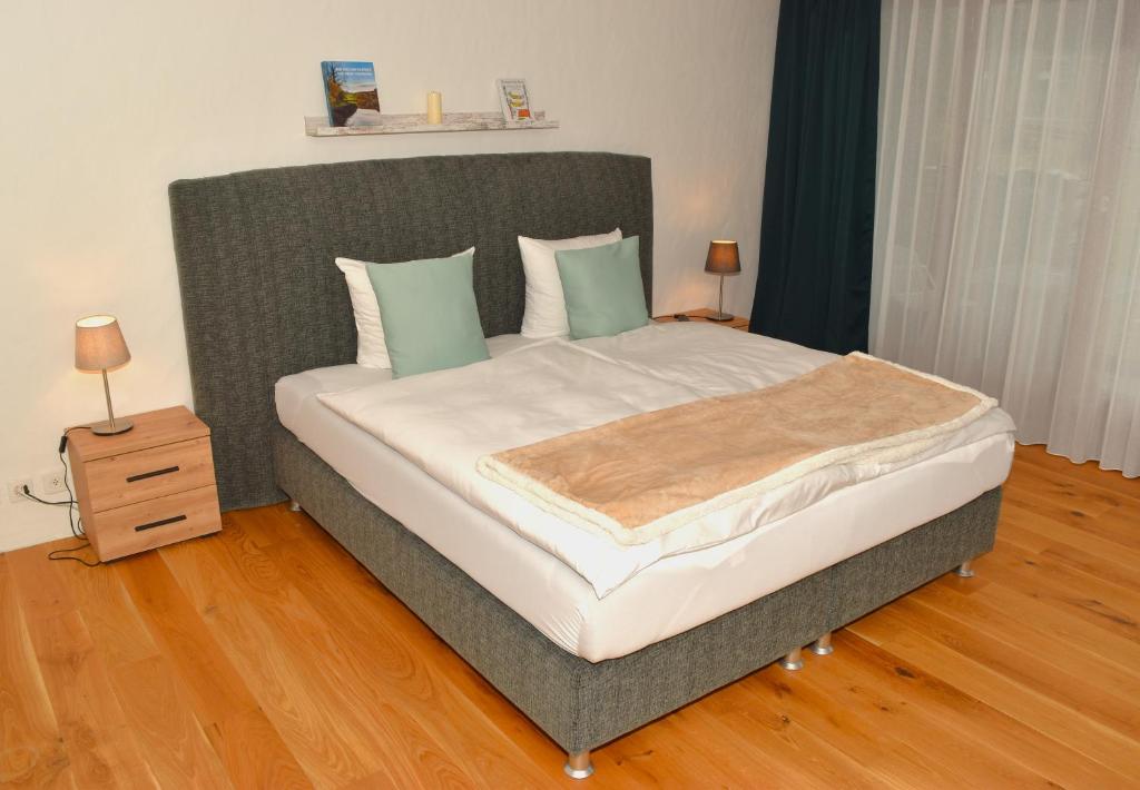 Postel nebo postele na pokoji v ubytování Ferienwohnungen Hotel Bellevue