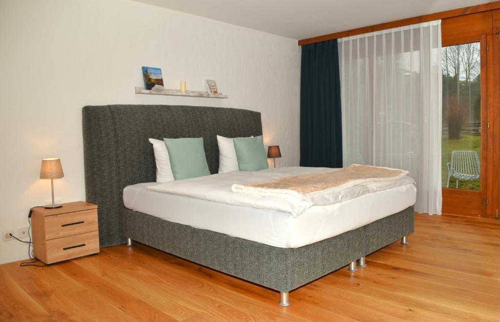 Postel nebo postele na pokoji v ubytování Ferienwohnungen Hotel Bellevue